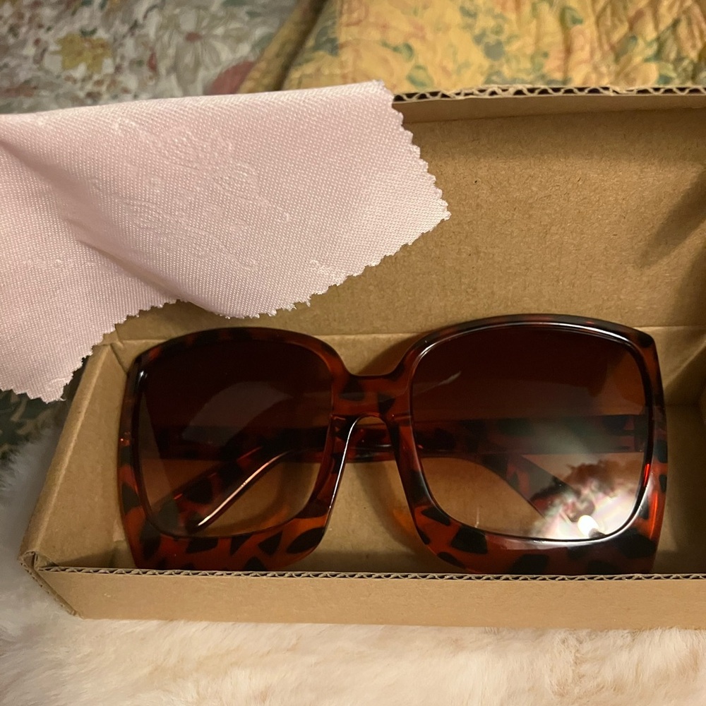 NWT ‼️HP‼️oversized tortoise framed sunglasses with  box and dust rag